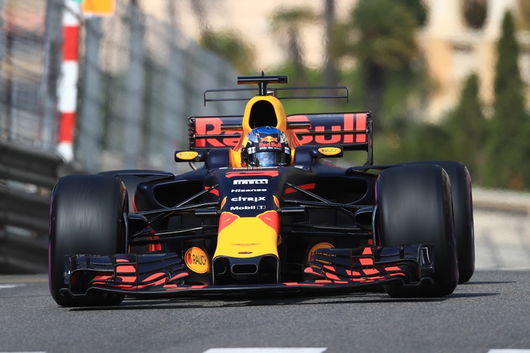 Daniel Ricciardo slams 'stupid' team timing error