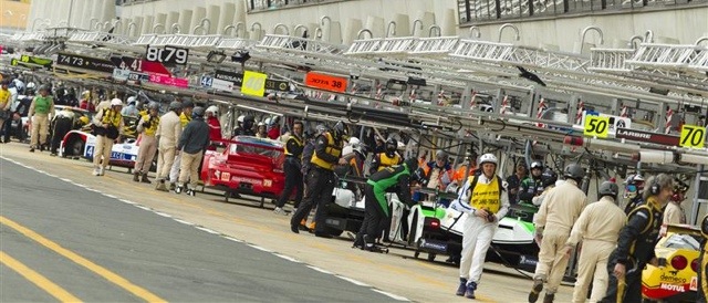 Safety improvements will see all pit workers wearing helmets - Photo: Rolex / Jad Sherif