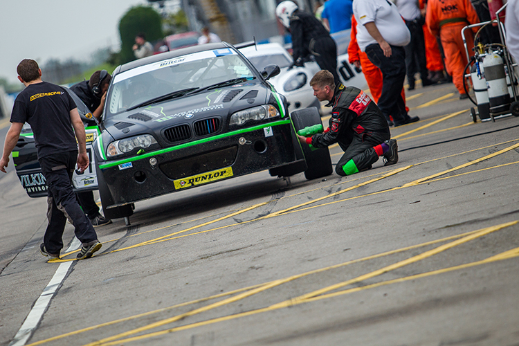 Class 4 winners Moss Motorsport were plagued by tyre problems throughout the race. (Credit: Nick Smith/TheImageTeam.com)